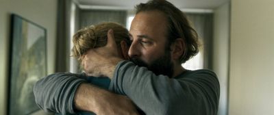 Isabell (Nina Hoss) wird von ihren Mann Philippe (Vincent Macaigne) getröstet