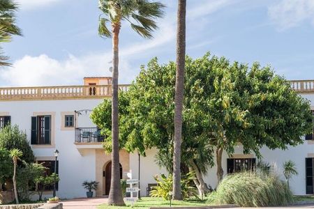 Gerade im Herbst, wenn Mallorca ruhiger wird und dennoch mit langen Sonnentagen aufwartet, finden Gäste auf der Son Manera Retreat Finca von Indigourlaub ideale Bedingungen für eine entspannte Auszeit