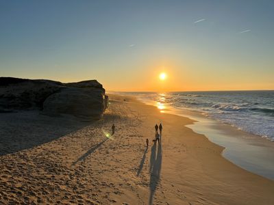 Sundowner in Praia del Rei Cortico (16 km von Villa Junceira entfernt)