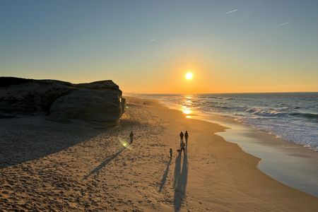 Sundowner in Praia del Rei Cortico (16 km von Villa Junceira entfernt)