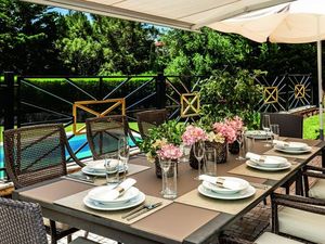 Selber kochen und in geselliger Runde auf der Gartenterrasse schlemmen – mit Platz für bis zu acht Personen wird der Urlaub in einer der 24 Villen von Victor’s Portugal in der Gruppe besonders preiswert und schön Selber kochen und in geselliger Runde auf der Gartenterrasse schlemmen – mit Platz für bis zu acht Personen wird der Urlaub in einer der 24 Villen von Victor’s Portugal in der Gruppe besonders preiswert und schön
