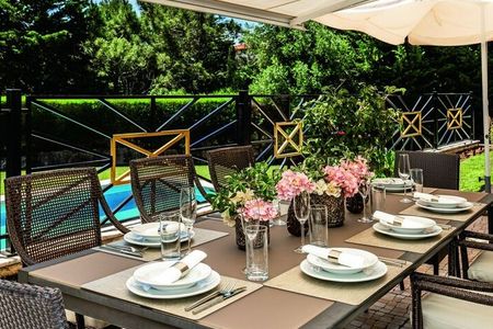 Selber kochen und in geselliger Runde auf der Gartenterrasse schlemmen – mit Platz für bis zu acht Personen wird der Urlaub in einer der 24 Villen von Victor’s Portugal in der Gruppe besonders preiswert und schön