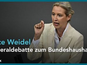 Aber auch Weidel tritt an diesem Tag gemäßigter auf als sonst. Aber auch Weidel tritt an diesem Tag gemäßigter auf als sonst.