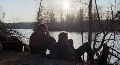 David (Josh O'Connor) und Lionel (Paul Mescal) in Maine in der Natur