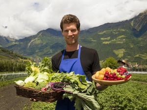 Bauer Lukas vom „Roter Hahn“-Betrieb Valentinhof in Meran/Südtirol bewirtschaftet seine Obstplantagen und Gemüsefelder nach den Prinzipien des biologischen Anbaus Bauer Lukas vom „Roter Hahn“-Betrieb Valentinhof in Meran/Südtirol bewirtschaftet seine Obstplantagen und Gemüsefelder nach den Prinzipien des biologischen Anbaus