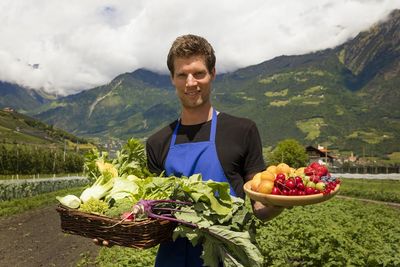 Bauer Lukas vom „Roter Hahn“-Betrieb Valentinhof in Meran/Südtirol bewirtschaftet seine Obstplantagen und Gemüsefelder nach den Prinzipien des biologischen Anbaus