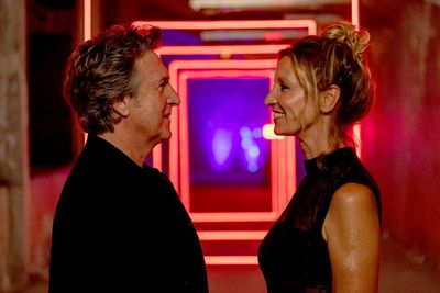 Thomas (François Cluzet) und Fanny (Alexandra Lamy) gehen auf der Suche nach erotischer Anregung in einen Swinger-Club