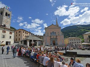 An einer 800 Meter langen Tafel, die sich durch die Straßen der Altstadt schlängelt, können dann 1800 Menschen Platz nehmen An einer 800 Meter langen Tafel, die sich durch die Straßen der Altstadt schlängelt, können dann 1800 Menschen Platz nehmen