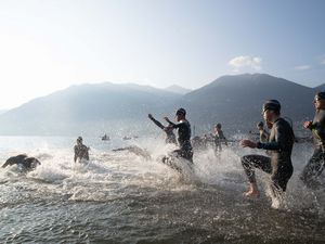 Vom Sprung ins kühle Wasser bis zum Zieleinlauf – Triathlon-Feeling in Locarno