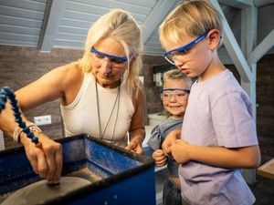 Wanderfund wird Schmuckstück: Andrea arbeitet in professioneller Schleiftechnik Wanderfund wird Schmuckstück: Andrea arbeitet in professioneller Schleiftechnik