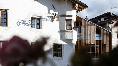 Der Ansitz zum Löwen liegt schräg gegenüber vom Hotel Weisses Kreuz am Dorfplatz von Burgeis im Südtiroler Vinschgau