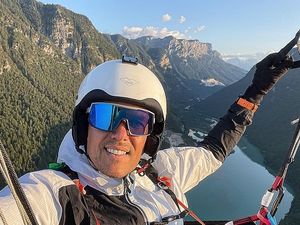 Alexander Klünsner findet im Himmel hoch über der Alpenstadt die perfekte Bühne für sein Hobby, das Gleitschirmfliegen – und dabei auch so manch kreativen Gedanken für seinen Job als Digitalexperte Alexander Klünsner findet im Himmel hoch über der Alpenstadt die perfekte Bühne für sein Hobby, das Gleitschirmfliegen – und dabei auch so manch kreativen Gedanken für seinen Job als Digitalexperte