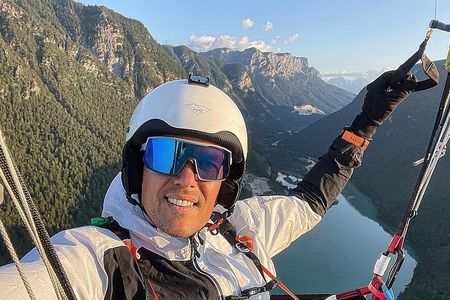 Alexander Klünsner findet im Himmel hoch über der Alpenstadt die perfekte Bühne für sein Hobby, das Gleitschirmfliegen – und dabei auch so manch kreativen Gedanken für seinen Job als Digitalexperte