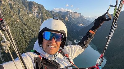 Alexander Klünsner findet im Himmel hoch über der Alpenstadt die perfekte Bühne für sein Hobby, das Gleitschirmfliegen – und dabei auch so manch kreativen Gedanken für seinen Job als Digitalexperte