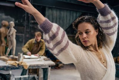 Julika (Paula Beer) steht dem Bildhauer Anatol Stiller Modell