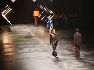Modedesigner Danny Reinke präsentierte auf der Berliner Modewoche seine neue Kollektion und unterstützte den BÄRENWALD Müritz von VIER PFOTEN Modedesigner Danny Reinke präsentierte auf der Berliner Modewoche seine neue Kollektion und unterstützte den BÄRENWALD Müritz von VIER PFOTEN