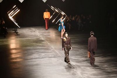 Modedesigner Danny Reinke präsentierte auf der Berliner Modewoche seine neue Kollektion und unterstützte den BÄRENWALD Müritz von VIER PFOTEN