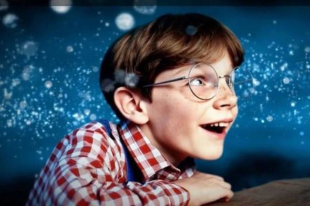 Der gruselige Junge aus Toys-r-us KI-generiertem Image-Filmchen starrt optimistisch in seine KI-generierte Zukunft