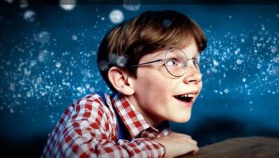 Der gruselige Junge aus Toys-r-us KI-generiertem Image-Filmchen starrt optimistisch in seine KI-generierte Zukunft