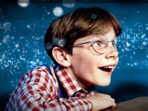 Der gruselige Junge aus Toys-r-us KI-generiertem Image-Filmchen starrt optimistisch in seine KI-generierte Zukunft Der gruselige Junge aus Toys-r-us KI-generiertem Image-Filmchen starrt optimistisch in seine KI-generierte Zukunft