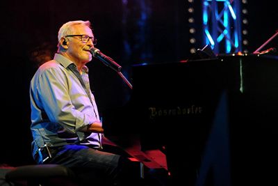 Konstatin Wecker präsentiert ab 19:30 Uhr im Max-Littmann-Saal sein neues Programm „Lieder meines Lebens“