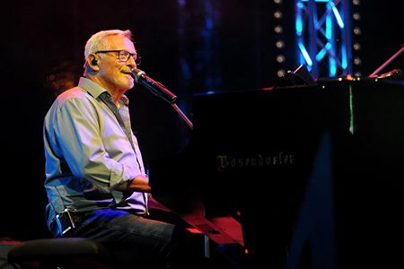 Konstatin Wecker präsentiert ab 19:30 Uhr im Max-Littmann-Saal sein neues Programm „Lieder meines Lebens“