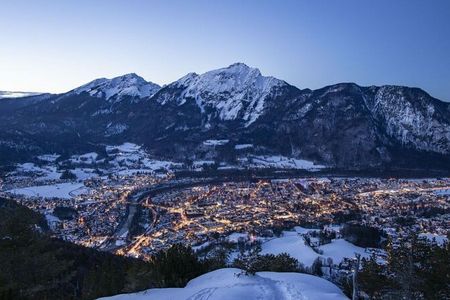 In der Adventszeit entfaltet Bad Reichenhall/Oberbayern seinen Reiz besonders bei Einbruch der Dunkelheit, wenn die ganze Alpenstadt illuminiert ist