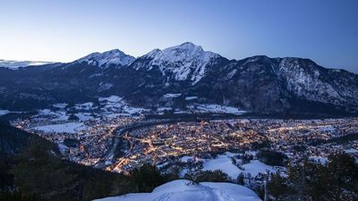 In der Adventszeit entfaltet Bad Reichenhall/Oberbayern seinen Reiz besonders bei Einbruch der Dunkelheit, wenn die ganze Alpenstadt illuminiert ist