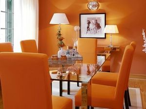 Passend zu Peach Fuzz, neue Pantone-Trendfarbe 2024: Intensives Orange prägt die Gartenvilla Laranja und verleiht dem Ferienhaus von Victor’s Portugal Malveira-Guincho nahe Lissabon Wärme und Eleganz zugleich