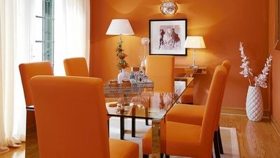 Passend zu Peach Fuzz, neue Pantone-Trendfarbe 2024: Intensives Orange prägt die Gartenvilla Laranja und verleiht dem Ferienhaus von Victor’s Portugal Malveira-Guincho nahe Lissabon Wärme und Eleganz zugleich