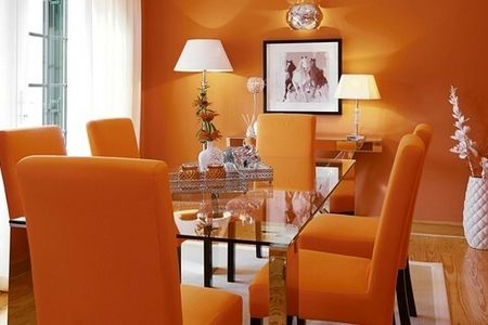 Passend zu Peach Fuzz, neue Pantone-Trendfarbe 2024: Intensives Orange prägt die Gartenvilla Laranja und verleiht dem Ferienhaus von Victor’s Portugal Malveira-Guincho nahe Lissabon Wärme und Eleganz zugleich