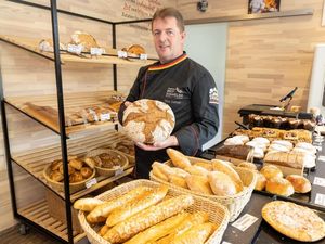 Der Brotsommelier Klaus Deinzer hat extra ein Hopfenbrot kreiert, da sein Backofenfest im Rahmen der Hopfenwochen stattfindet Der Brotsommelier Klaus Deinzer hat extra ein Hopfenbrot kreiert, da sein Backofenfest im Rahmen der Hopfenwochen stattfindet