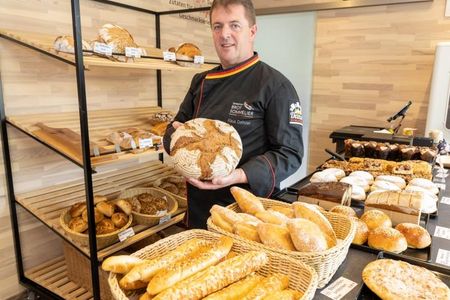 Der Brotsommelier Klaus Deinzer hat extra ein Hopfenbrot kreiert, da sein Backofenfest im Rahmen der Hopfenwochen stattfindet