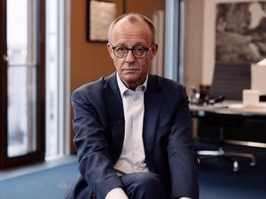 Wie die rot-grünen Heuchler Merz die Nazi-Kappe aufsetzen wollen Wie die rot-grünen Heuchler Merz die Nazi-Kappe aufsetzen wollen