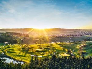 Der „Bella Vista Golfplatz“ in Bad Birnbach ist einer von zehn 18-Loch-Plätzen rund um das Lifestyle-Hotel Aunhamer in Bad Griesbach Der „Bella Vista Golfplatz“ in Bad Birnbach ist einer von zehn 18-Loch-Plätzen rund um das Lifestyle-Hotel Aunhamer in Bad Griesbach