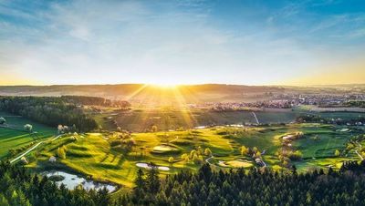 Der „Bella Vista Golfplatz“ in Bad Birnbach ist einer von zehn 18-Loch-Plätzen rund um das Lifestyle-Hotel Aunhamer in Bad Griesbach