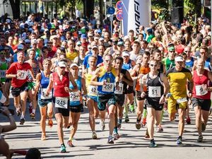 Der SALOMON Alpenstadt City & Trail lockt Bad Reichenhalls sportliche Einwohner und Besucher jeweils im Mai auf die Straßen Der SALOMON Alpenstadt City & Trail lockt Bad Reichenhalls sportliche Einwohner und Besucher jeweils im Mai auf die Straßen