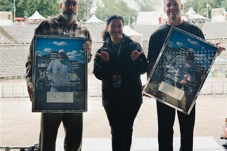 Viviane Kube, Geschäftsführerin von Semmel Concerts, überreicht gemeinsam mit Lennart Markwort vom Tourveranstalter Think Big den Sold Out Award für die zwei ausverkauften Konzerte in der Wuhlheide