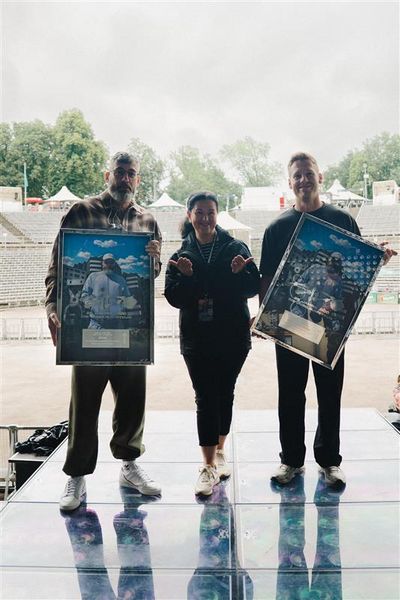 Viviane Kube, Geschäftsführerin von Semmel Concerts, überreicht gemeinsam mit Lennart Markwort vom Tourveranstalter Think Big den Sold Out Award für die zwei ausverkauften Konzerte in der Wuhlheide