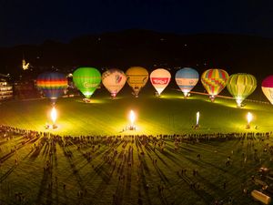 Besondere Atmosphäre: Nacht der Ballone mit spektakulärer Feuershow Besondere Atmosphäre: Nacht der Ballone mit spektakulärer Feuershow