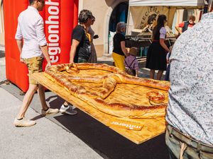 Zwei Meter lang und 1,2 Meter breit - Die Riesenbreze der Bäckerei Mitterer wiegt 28 Kilogramm und ist der Hingucker beim Brezensuppenfest in Wörgl am 7. Juni 2026 Zwei Meter lang und 1,2 Meter breit - Die Riesenbreze der Bäckerei Mitterer wiegt 28 Kilogramm und ist der Hingucker beim Brezensuppenfest in Wörgl am 7. Juni 2026