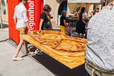 Zwei Meter lang und 1,2 Meter breit - Die Riesenbreze der Bäckerei Mitterer wiegt 28 Kilogramm und ist der Hingucker beim Brezensuppenfest in Wörgl am 7. Juni 2026