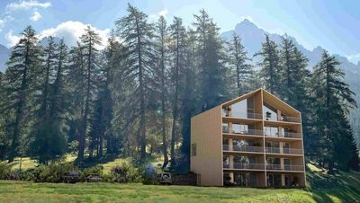 Große Fensterfronten, um die Bergwelt der Dolomiten nach innen zu holen und eine nachhaltige Holzbauweise zeichnen die Lodges des Maria Adventure Family Hotel in Südtirol aus