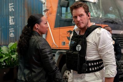 Eigentlich glauben die Polizistin Ana (Kali Reis) und ihr Partner Chris Raven (Chris Pratt) and die Vorzüge des neuen Systems