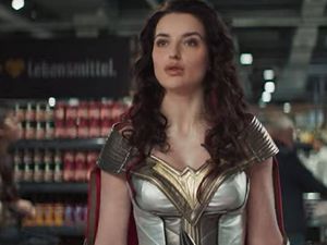 Superheldin im Edeka-Markt
