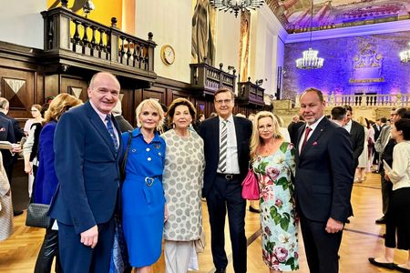 Von links nach rechts: Unternehmerehepaar Günther Bessinger und Claudia Gugger-Bessinger, Magister Suzanne Harf – Protokollchefin Salzburger Festspiele, Hans Mahr (Journalist, ehem. Chefredakteur RTL), Nicole Simon, Oliver Simon