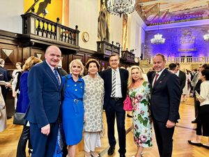 Von links nach rechts: Unternehmerehepaar Günther Bessinger und Claudia Gugger-Bessinger, Magister Suzanne Harf – Protokollchefin Salzburger Festspiele, Hans Mahr (Journalist, ehem. Chefredakteur RTL), Nicole Simon, Oliver Simon Von links nach rechts: Unternehmerehepaar Günther Bessinger und Claudia Gugger-Bessinger, Magister Suzanne Harf – Protokollchefin Salzburger Festspiele, Hans Mahr (Journalist, ehem. Chefredakteur RTL), Nicole Simon, Oliver Simon