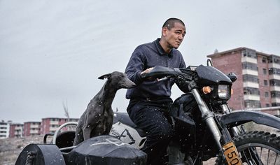 Eigentlich klingt der Plot von "Black Dog - Weggefährten" völlig abstrus