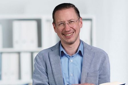 Warum die neue EU-Entgelttransparenzrichtlinie Unternehmen und Betriebsräte gleichermaßen fordert und weshalb Transparenz allein noch keine Lohngerechtigkeit schafft, erklärt Tobias Gerlach, Experte für Arbeitsrecht und Betriebsratsarbeit beim W.A.F.
