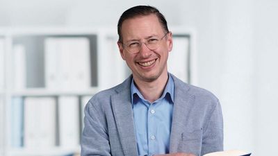 Warum die neue EU-Entgelttransparenzrichtlinie Unternehmen und Betriebsräte gleichermaßen fordert und weshalb Transparenz allein noch keine Lohngerechtigkeit schafft, erklärt Tobias Gerlach, Experte für Arbeitsrecht und Betriebsratsarbeit beim W.A.F.
